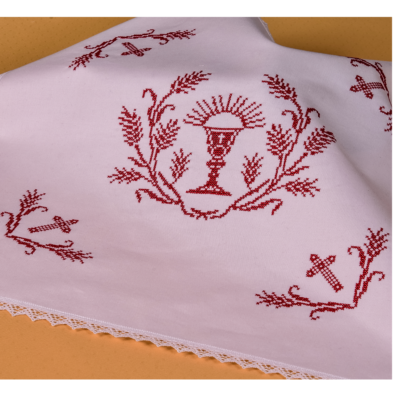 Weihkorbdecke Crucis 55 x 55 cm mit rotem Garn und Nadel